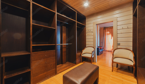 03__level_two_master_bedroom5_walk-in_closet4